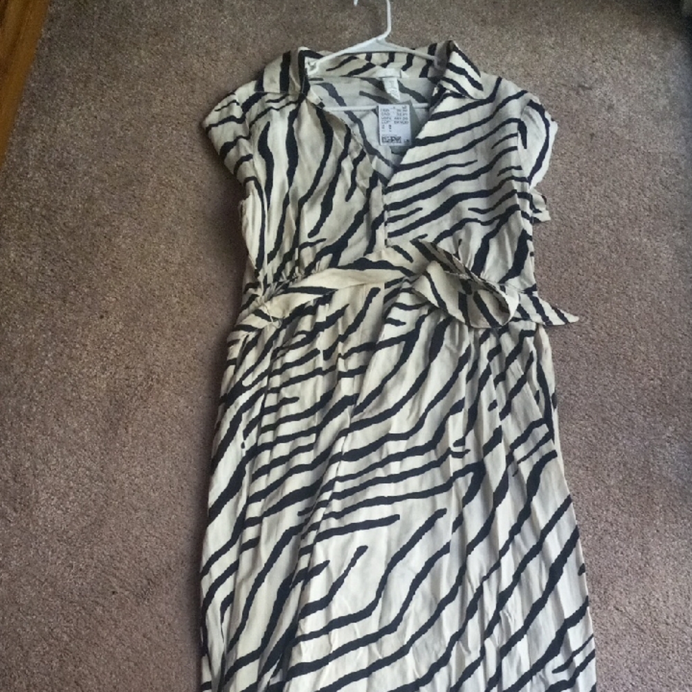 H&M Black and White V-Neck Sheath Dress